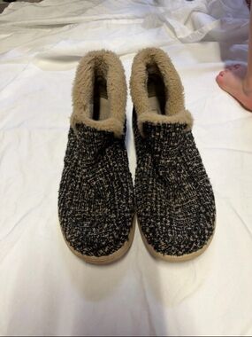 Hey Dude Women's Black Knit Slippers with Tan Faux-Fur Collar